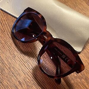 Elegant Tortoise Shell Sunglasses